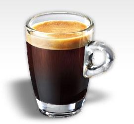 szklana filiżanka espresso z wyraźnie widocznym podziałem na kawę i kremę